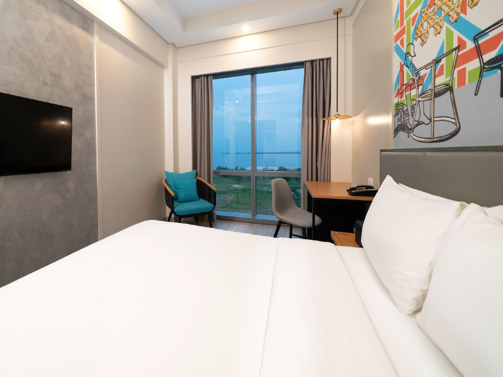 Queen Bed with Seaview