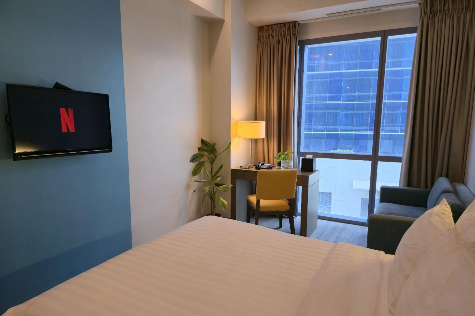 Beach Access Condotel | Queen Bed Stay In Mactan, Cebu