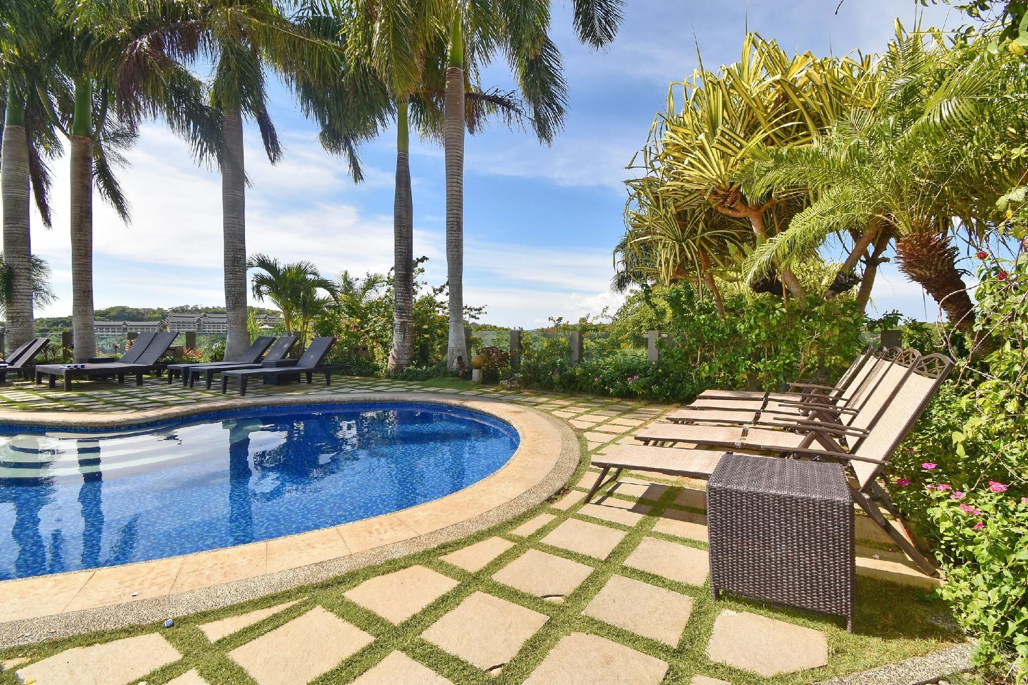 swimming pool [outdoor]