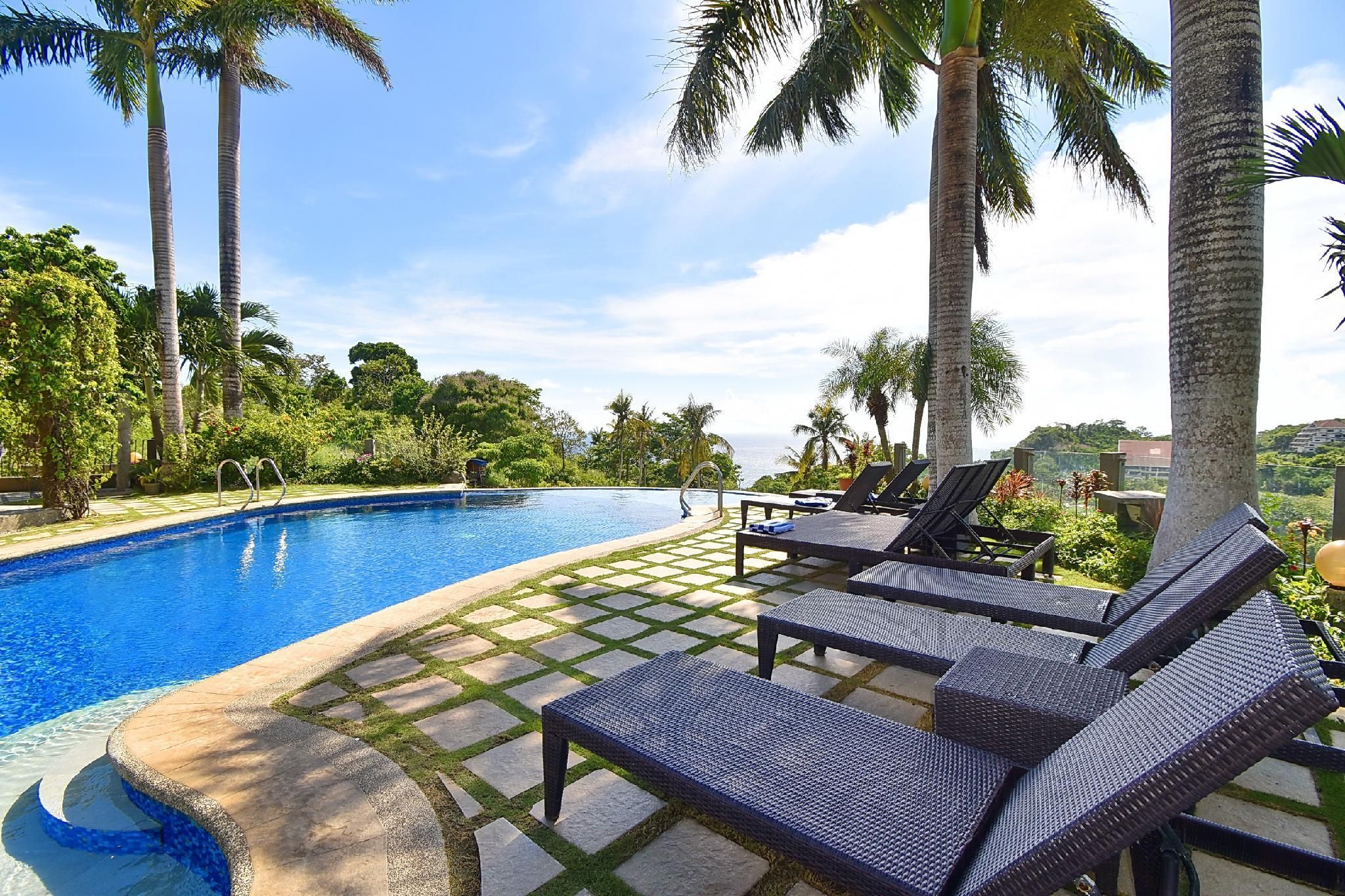 swimming pool [outdoor]