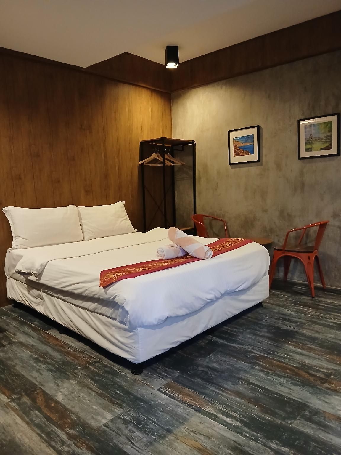 Standard Queen Room