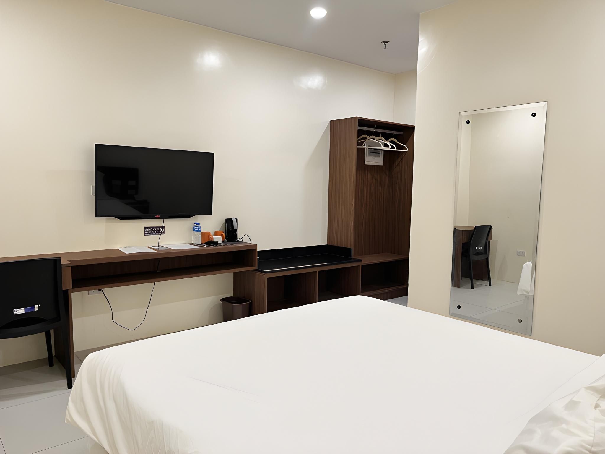 Cris Inn - Bayugan Deluxe Queen