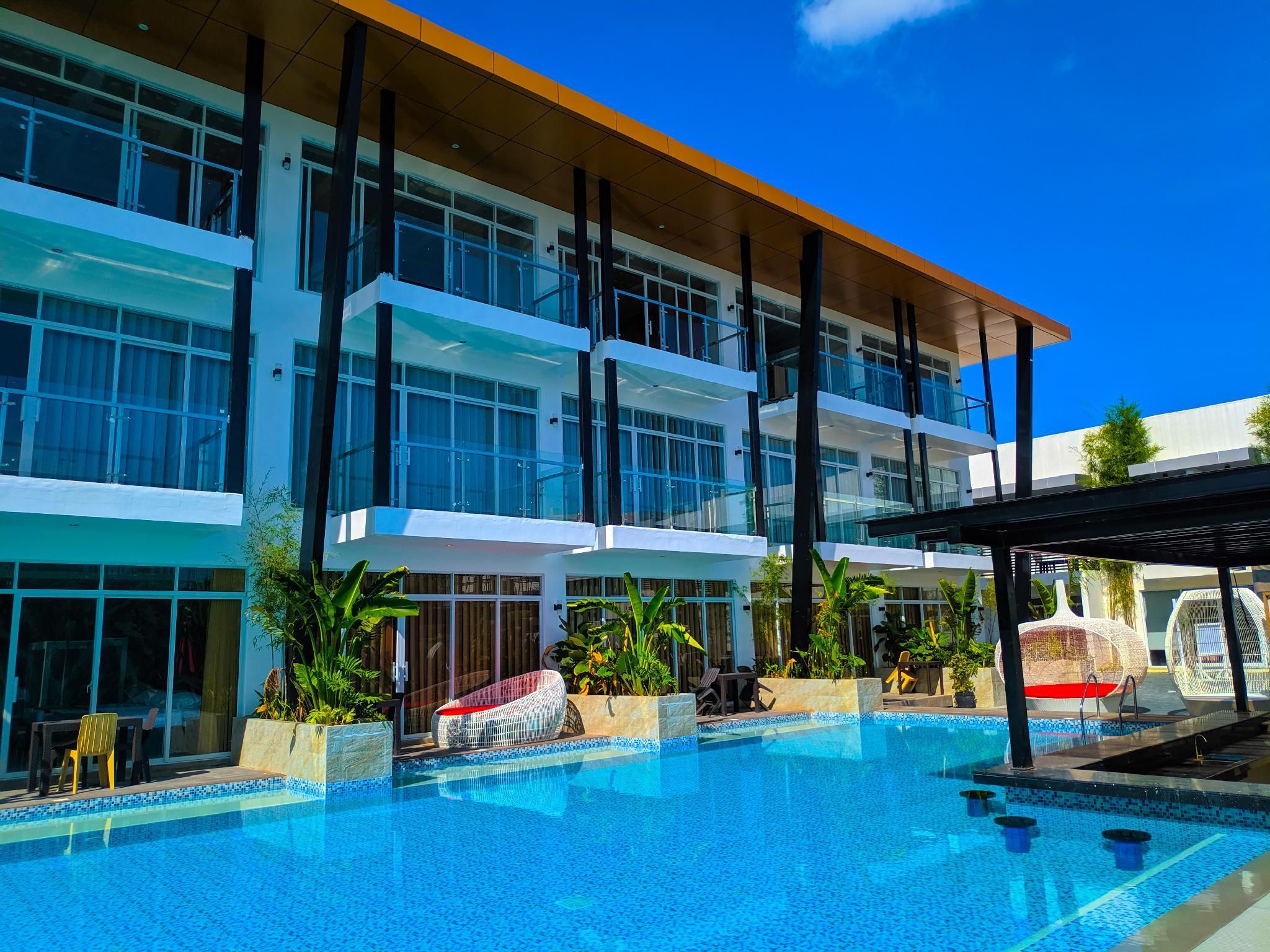 swimming pool [outdoor]