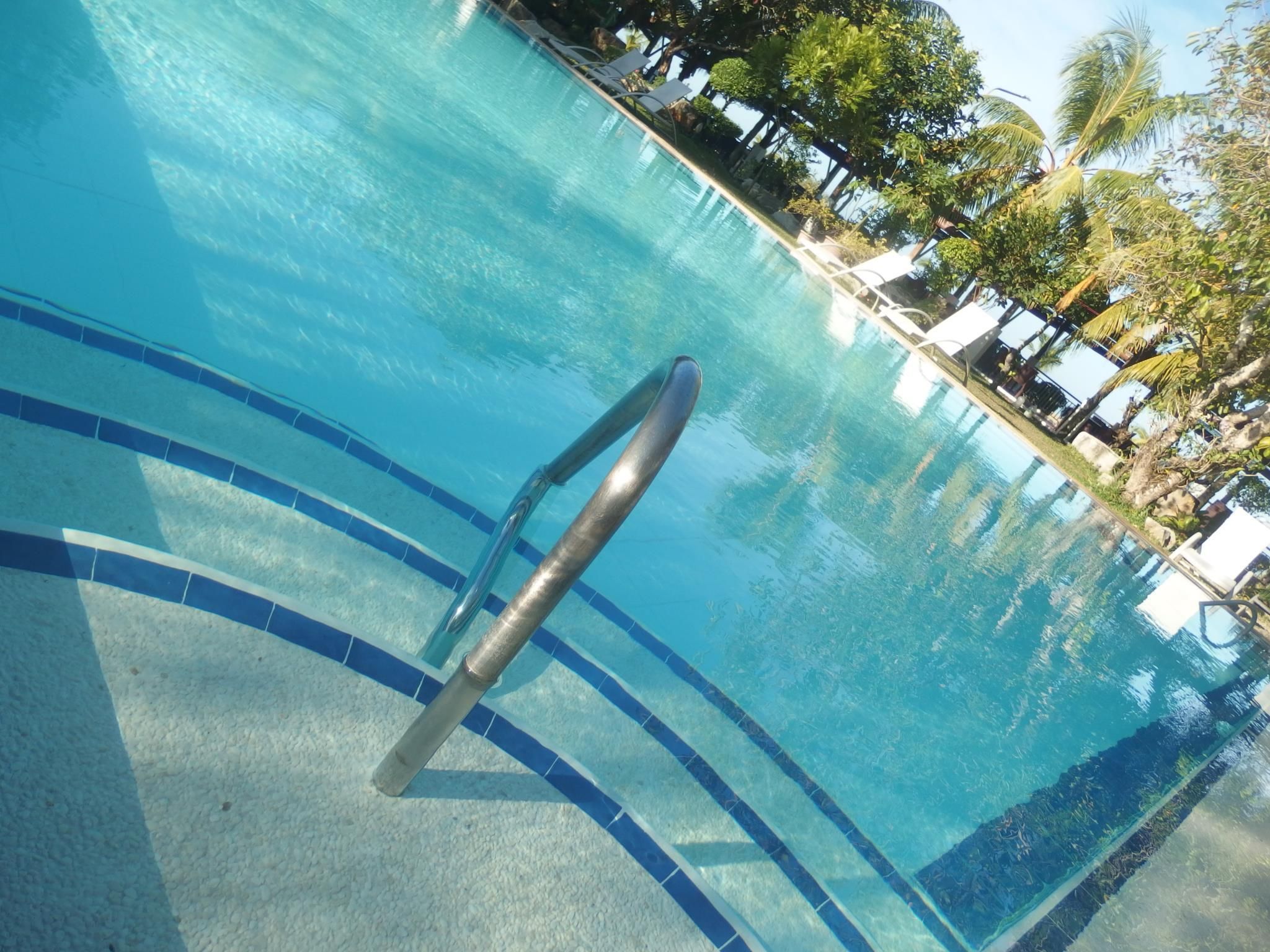 swimming pool [outdoor]