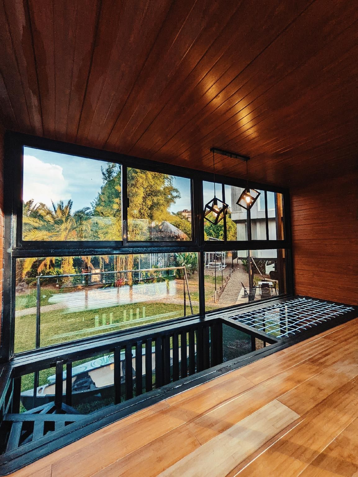 Lakeside Freescape in Stylish T-HOUSE Cabins Cabin 1 2