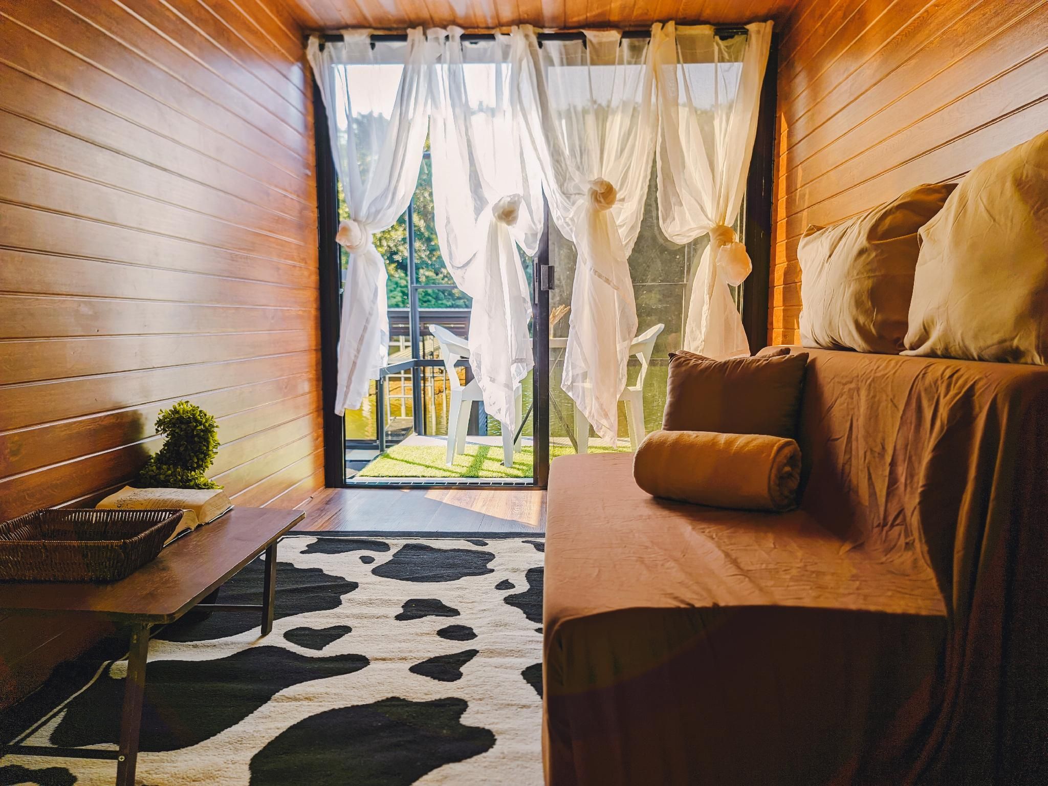 Lakeside Freescape in Stylish T-HOUSE Cabins Cabin 3 2