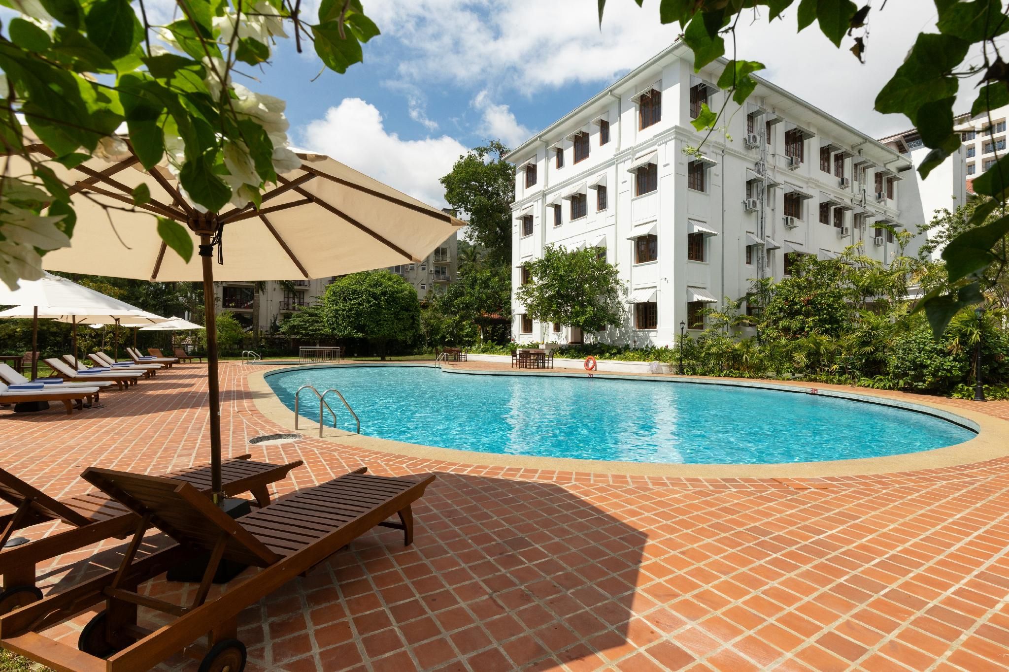 swimming pool [outdoor]