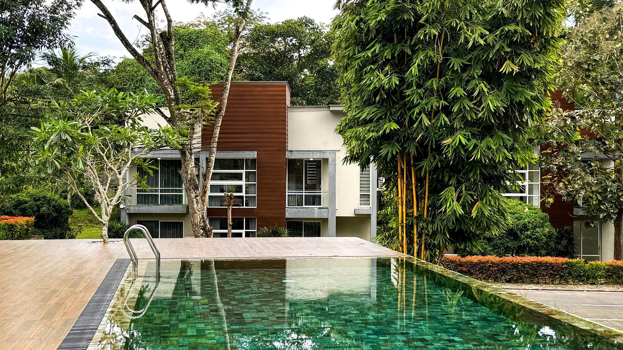 swimming pool [outdoor]