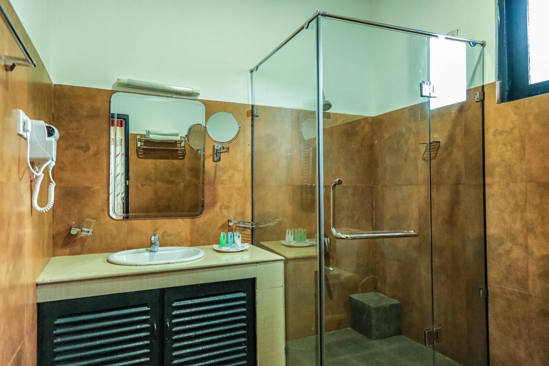 Oak Ray Ella Gap Hotel Deluxe Triple Room 2