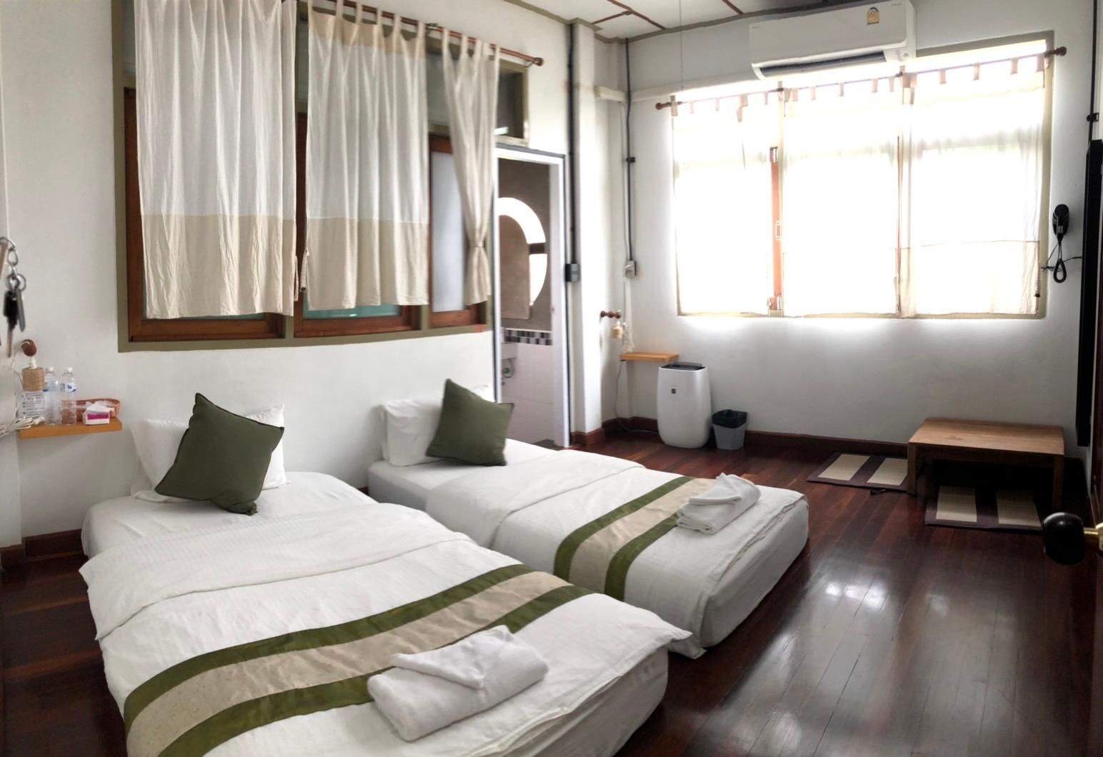 Twin Room with Ensuite Bathroom