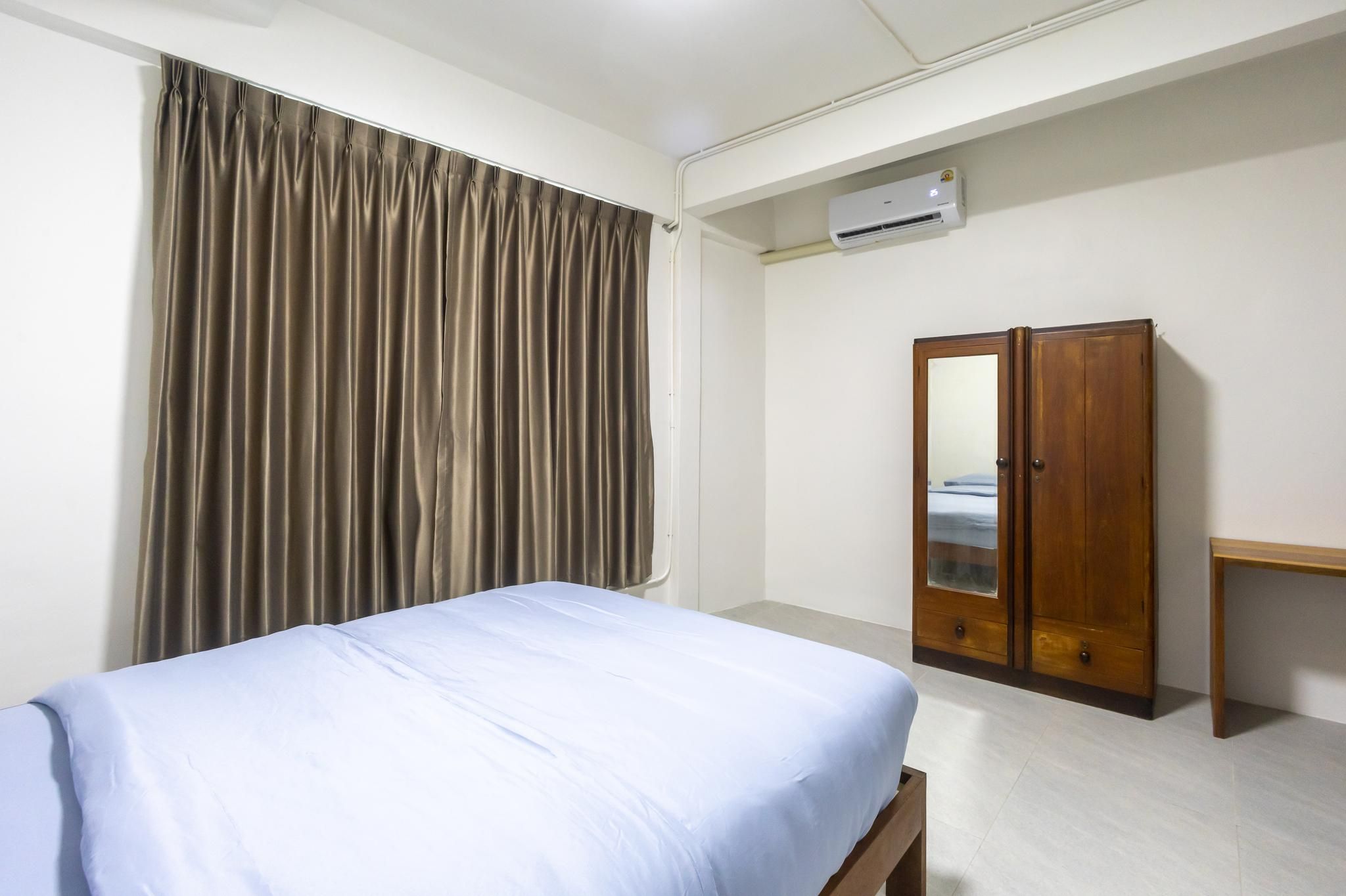 Queen Bed Room