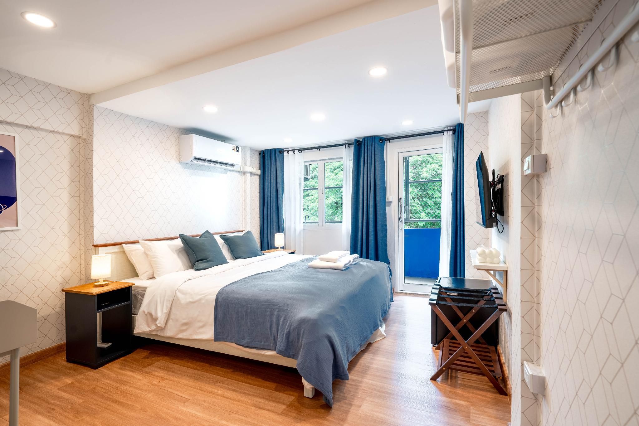 Deluxe King Room with Balcony