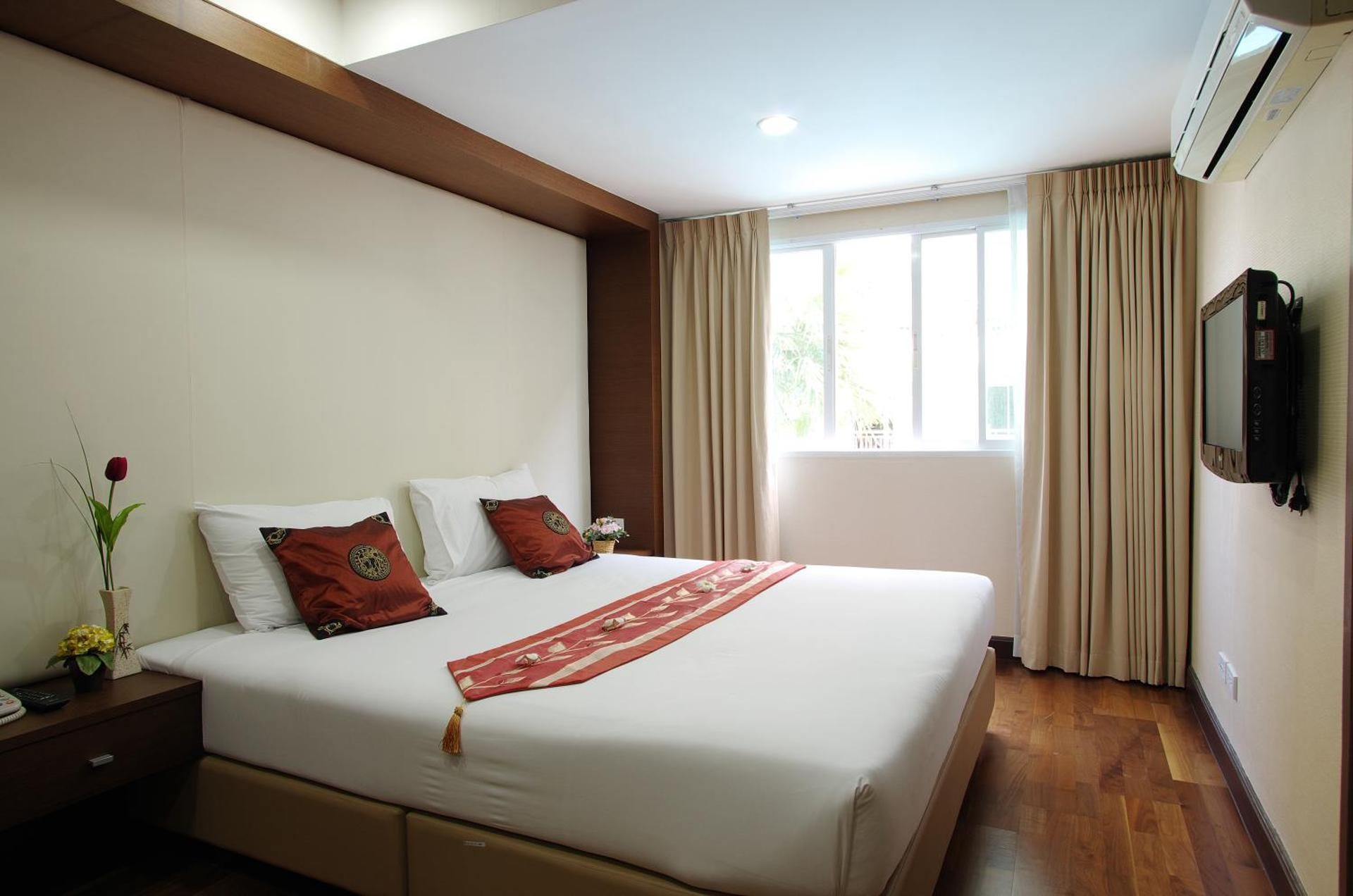 Deluxe One-Bedroom Apartment
