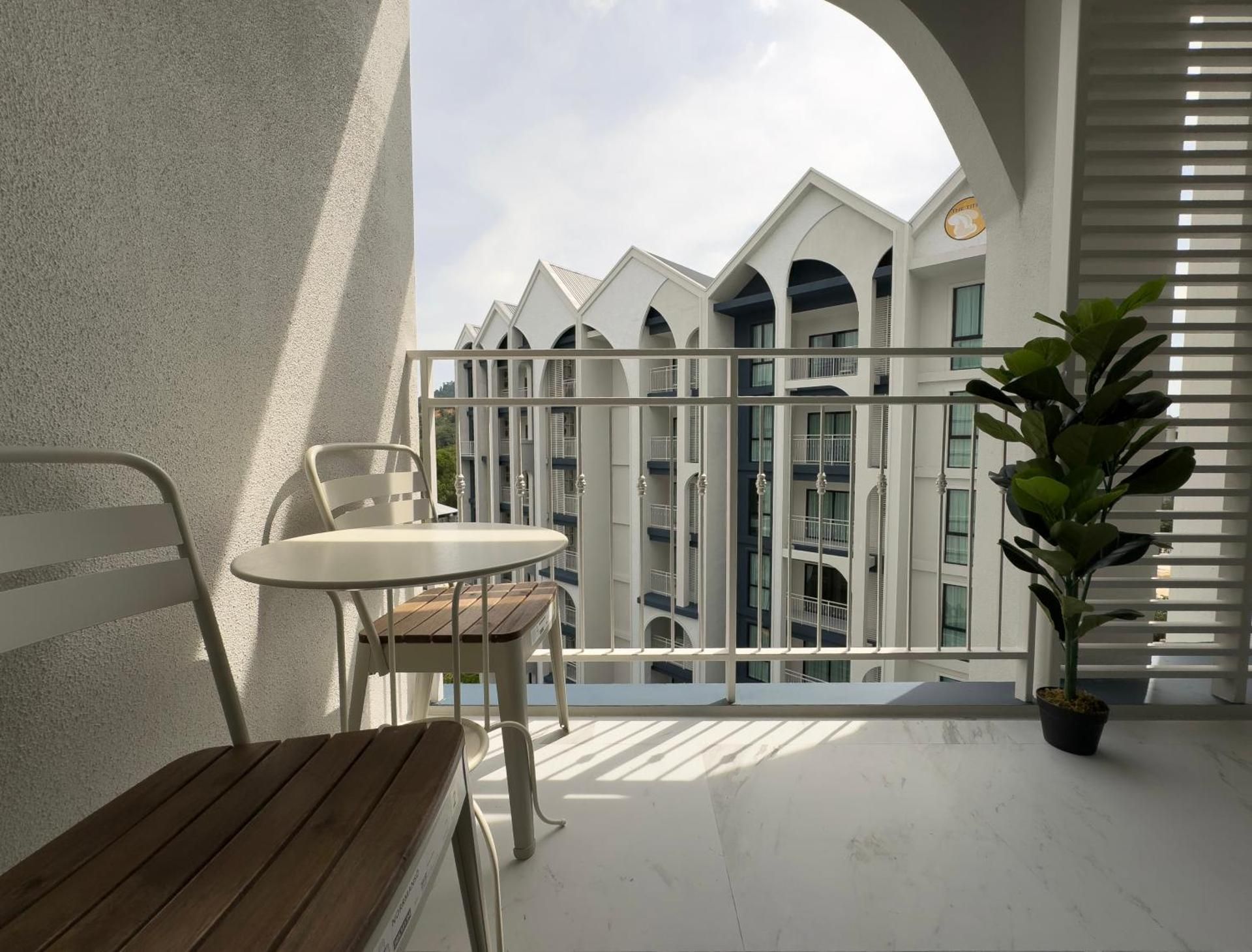 Title Halo by EIE ASSIA Large Double Room 2