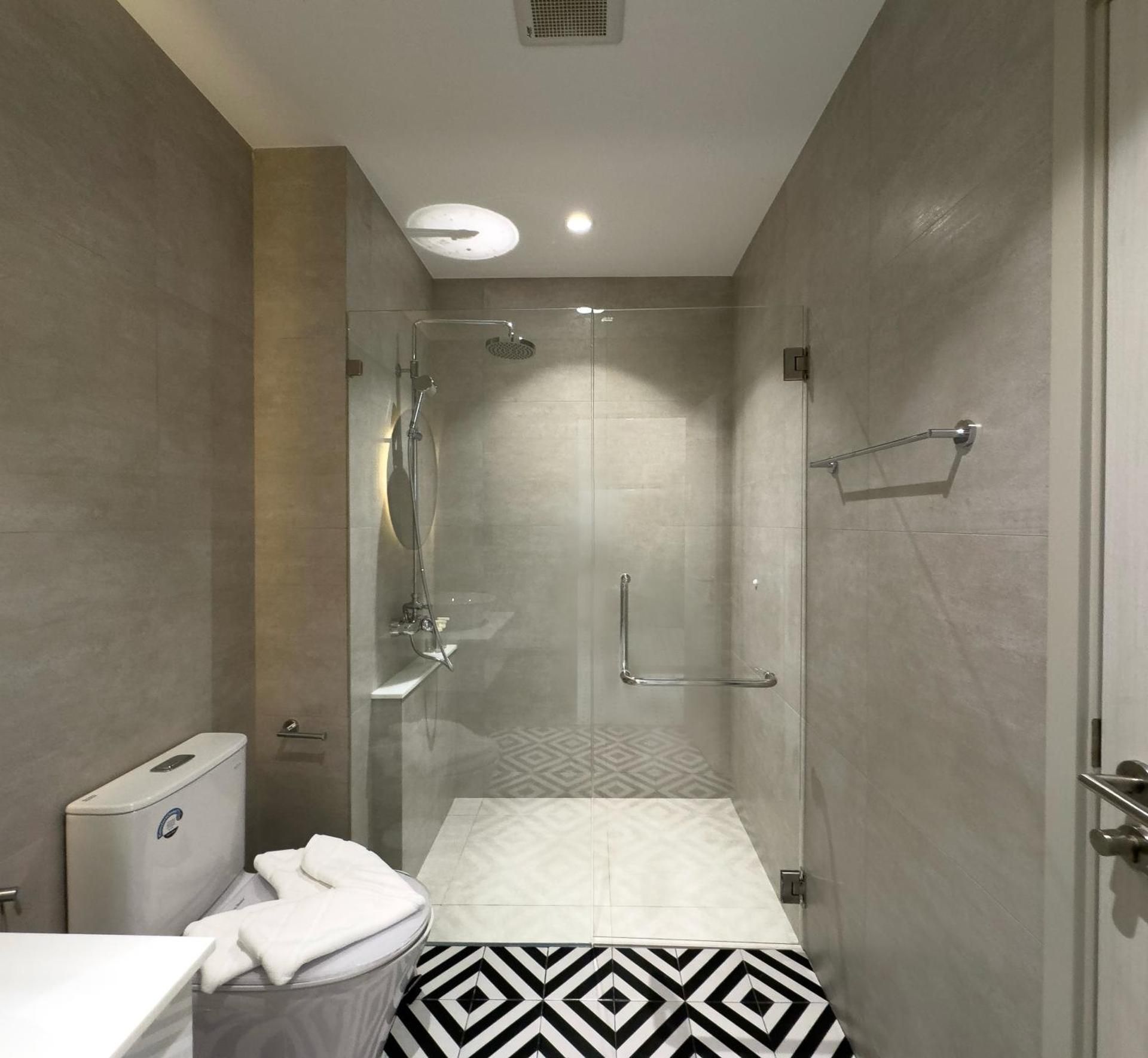 Title Halo by EIE ASSIA Large Double Room 3