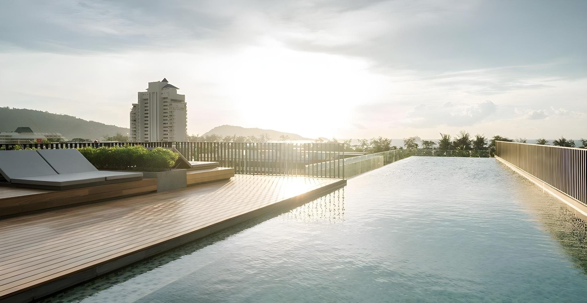 swimming pool [outdoor]