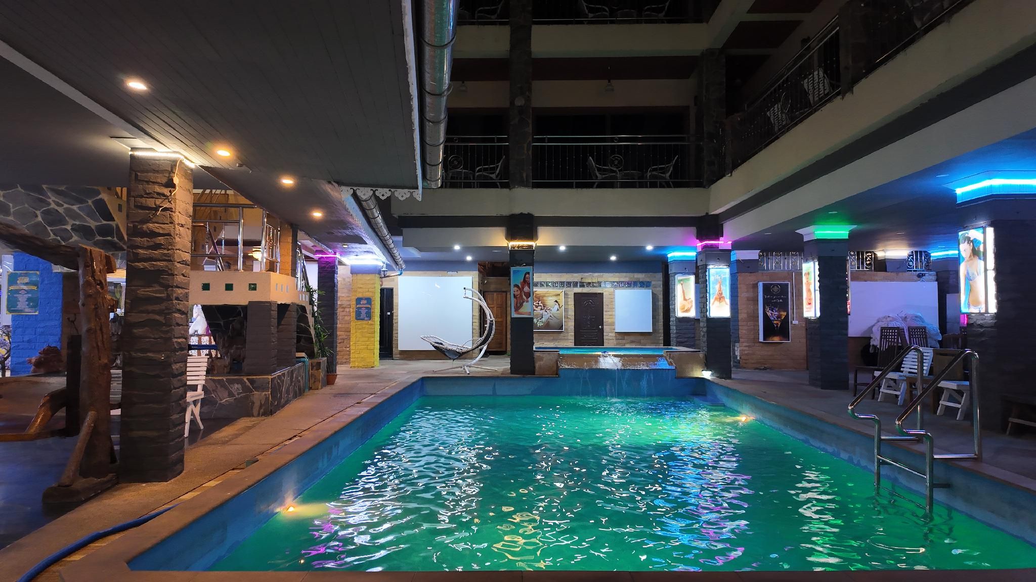 swimming pool [outdoor]