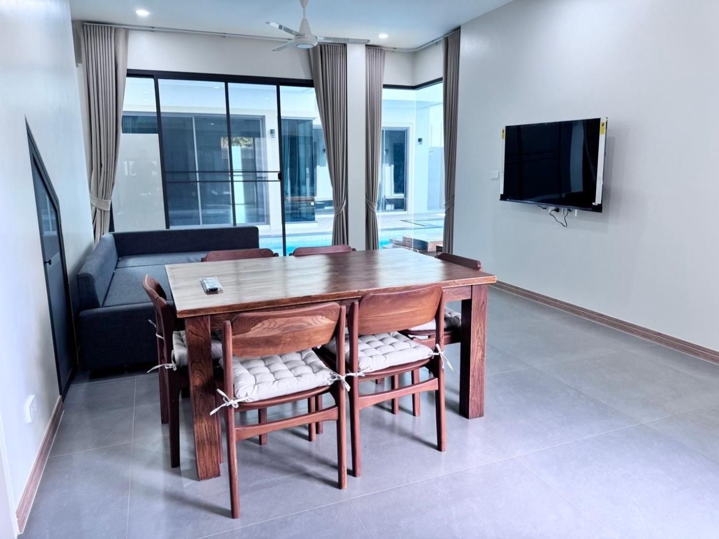 shared lounge/tv area