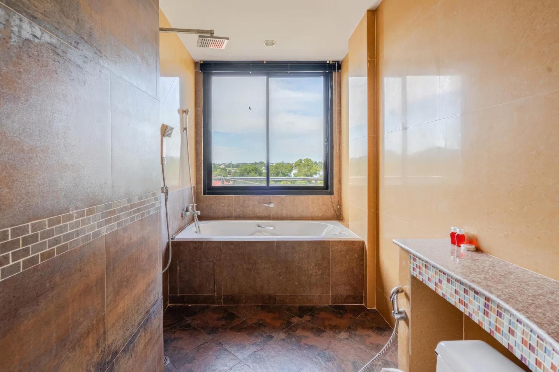 Chaweng Lakeview Condotel Hotel One-Bedroom Apartment with Balcony 2