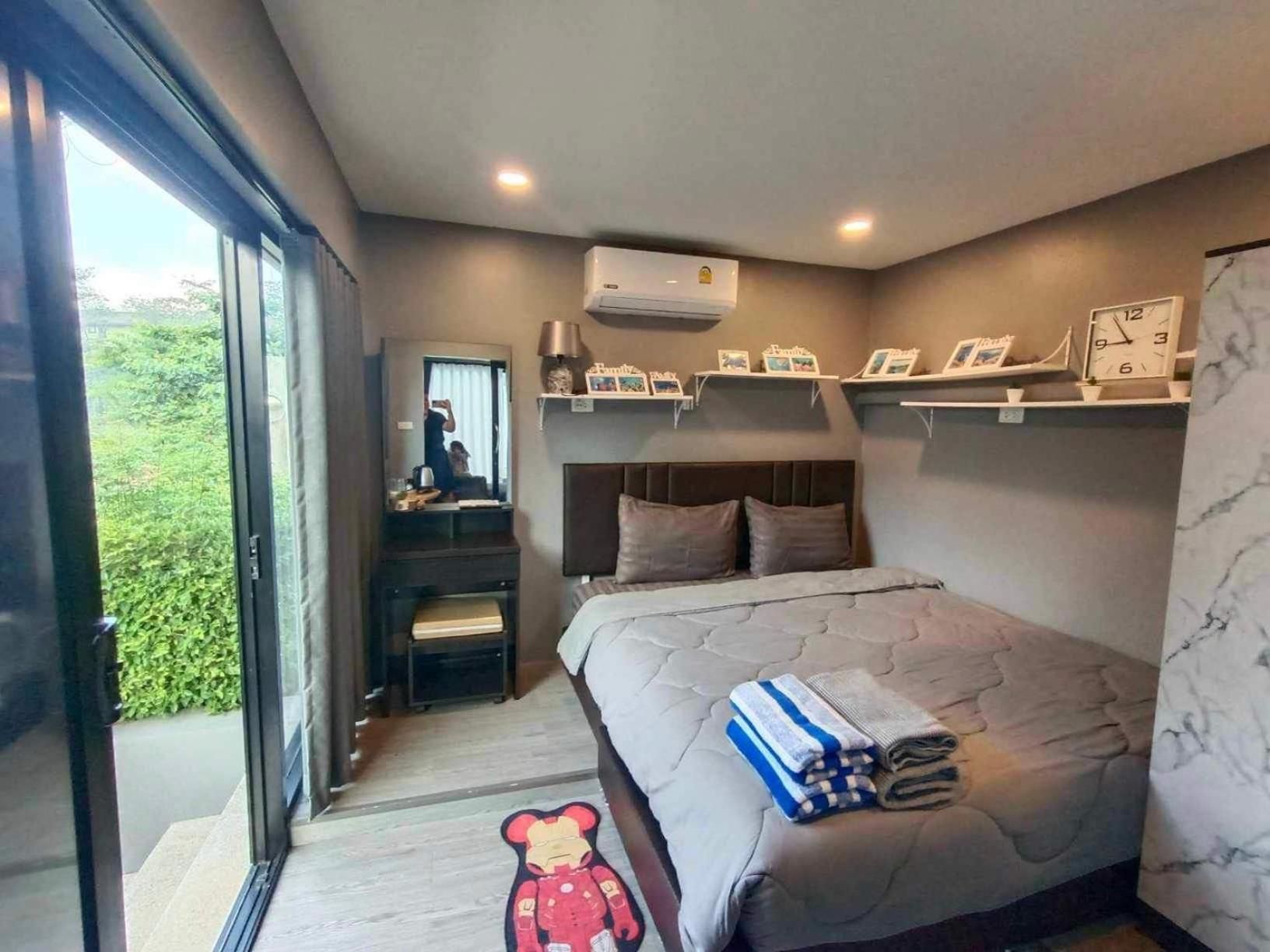 King Studio with Sofa Bed