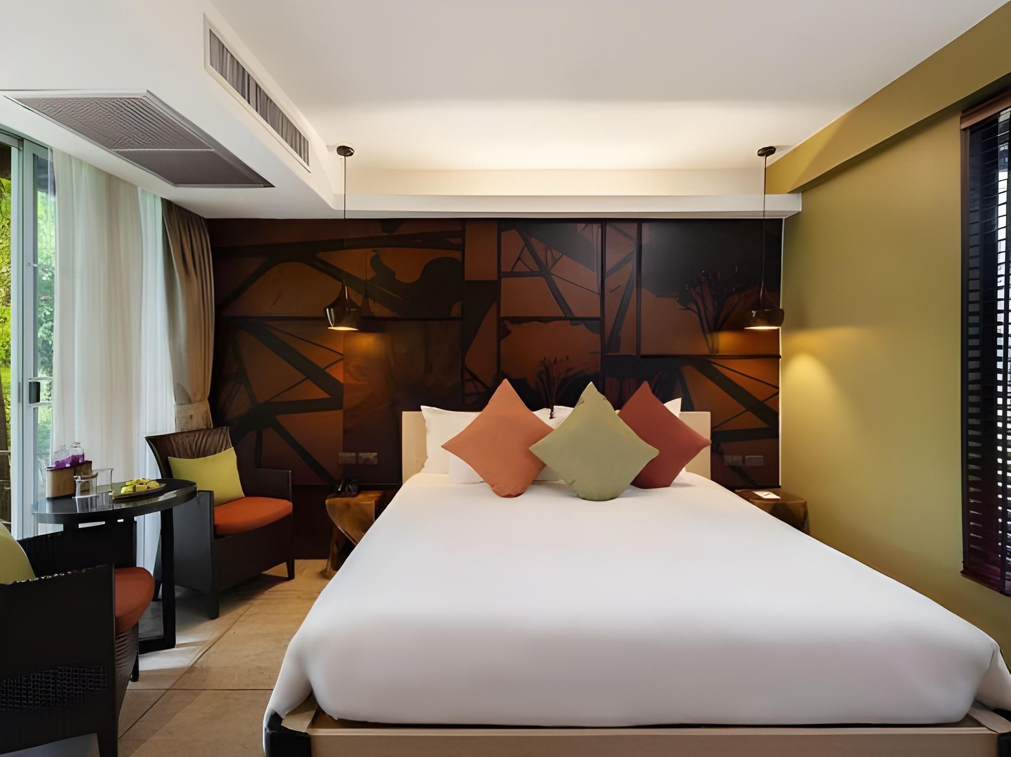 Suite with Bathtub