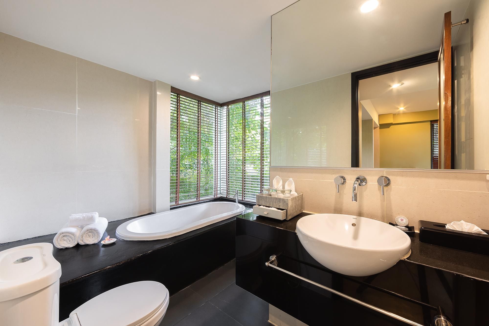 Suite with Bathtub