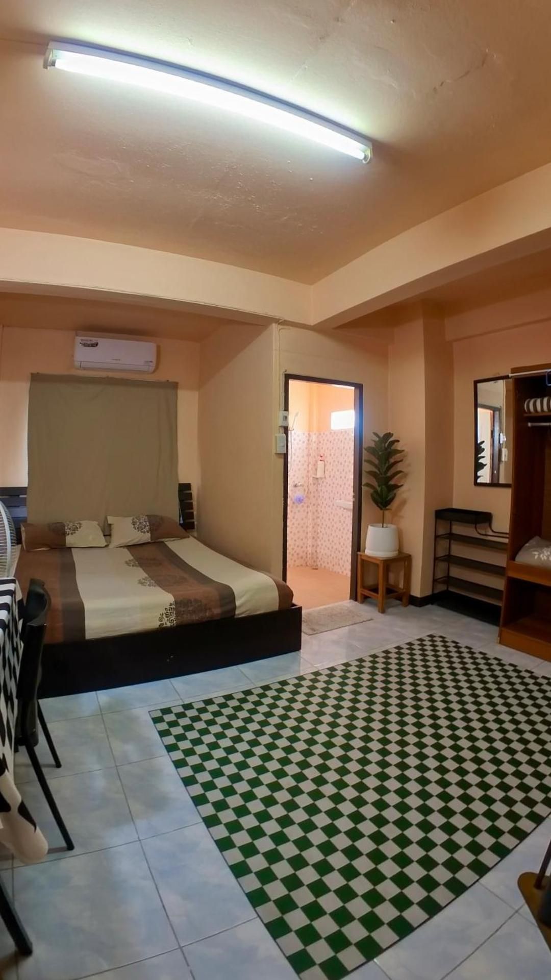 1 Queen Room