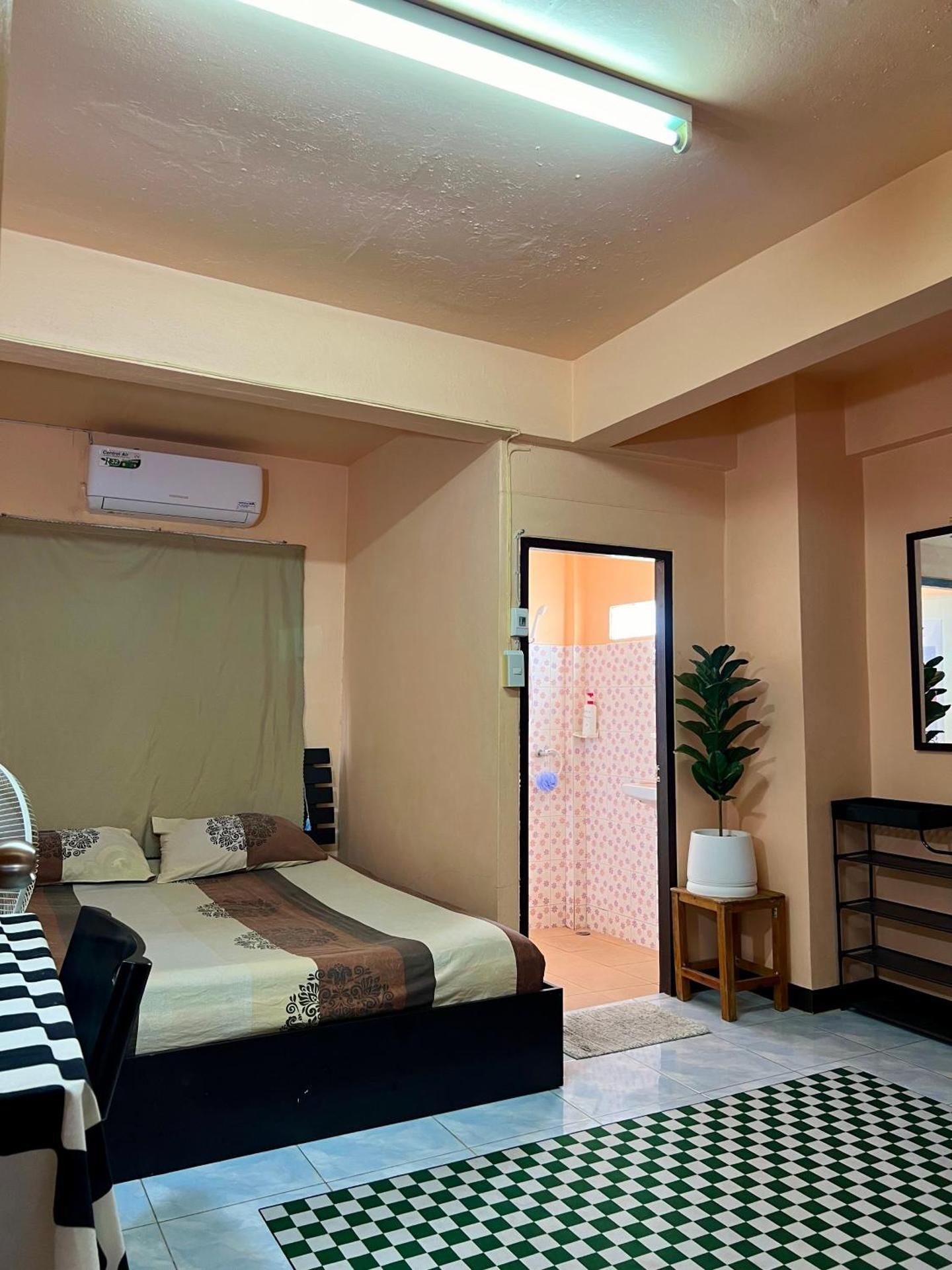 1 Queen Room