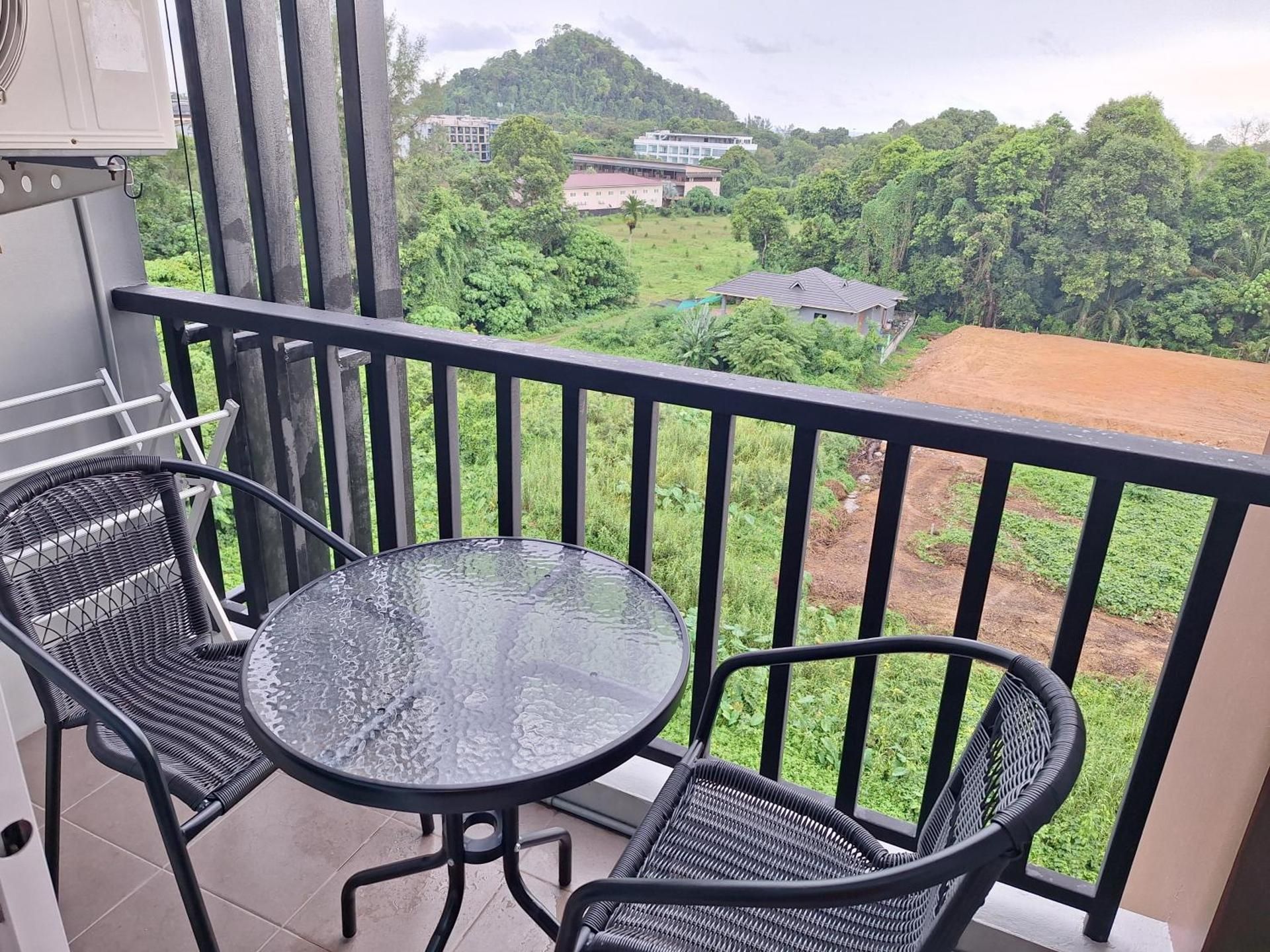 One-Bedroom Apartment with Sea View and Balcony