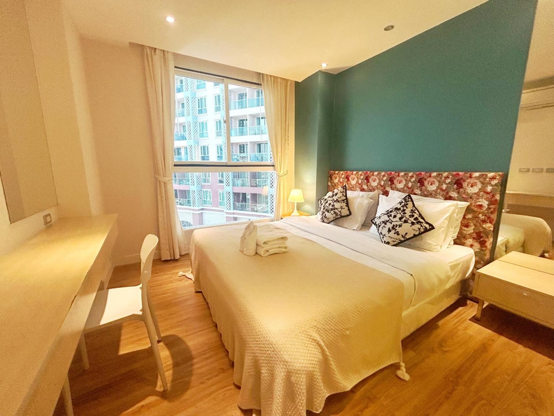 Queen Suite with Pool View