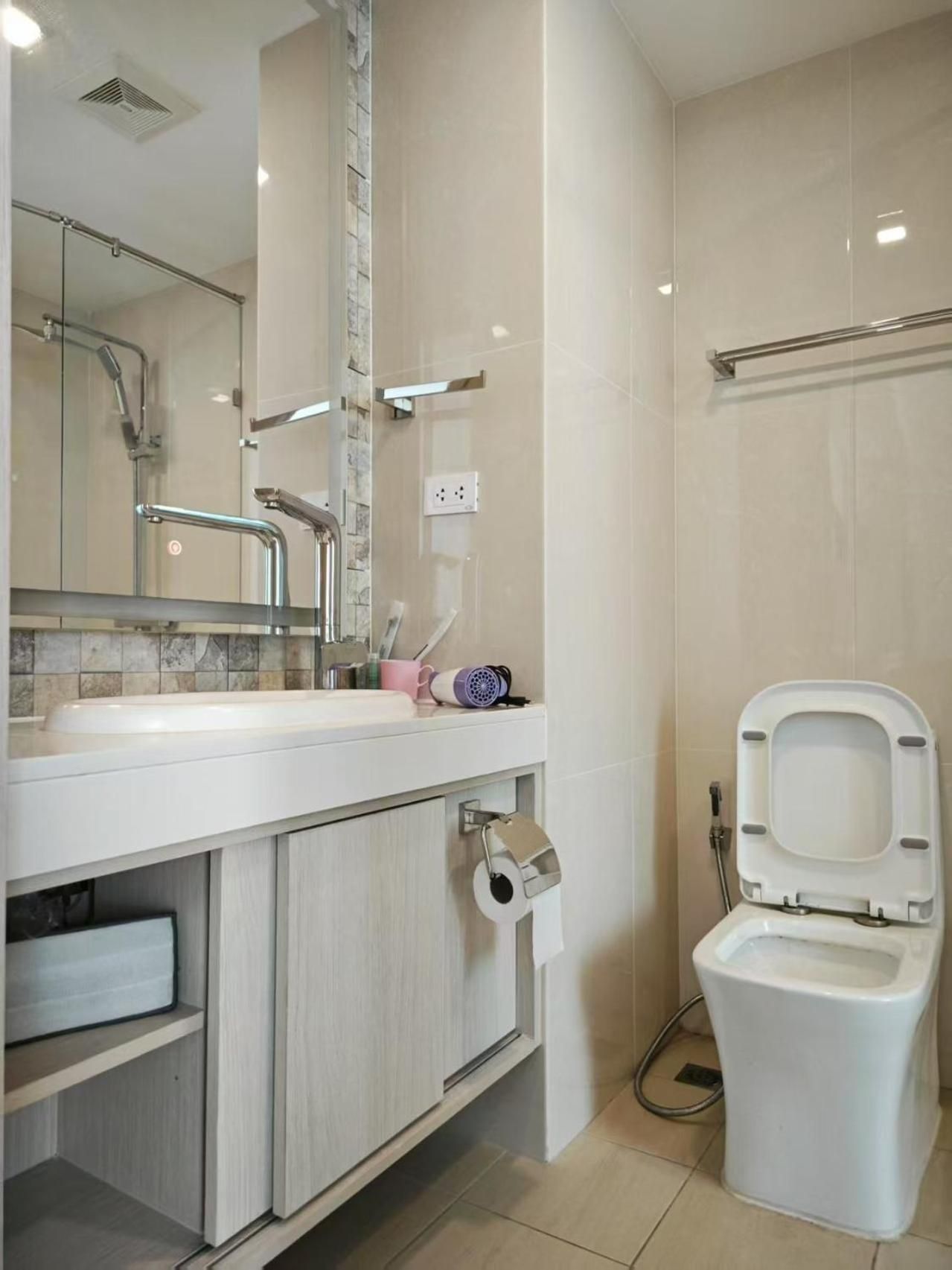 One-Bedroom Apartment with Balcony