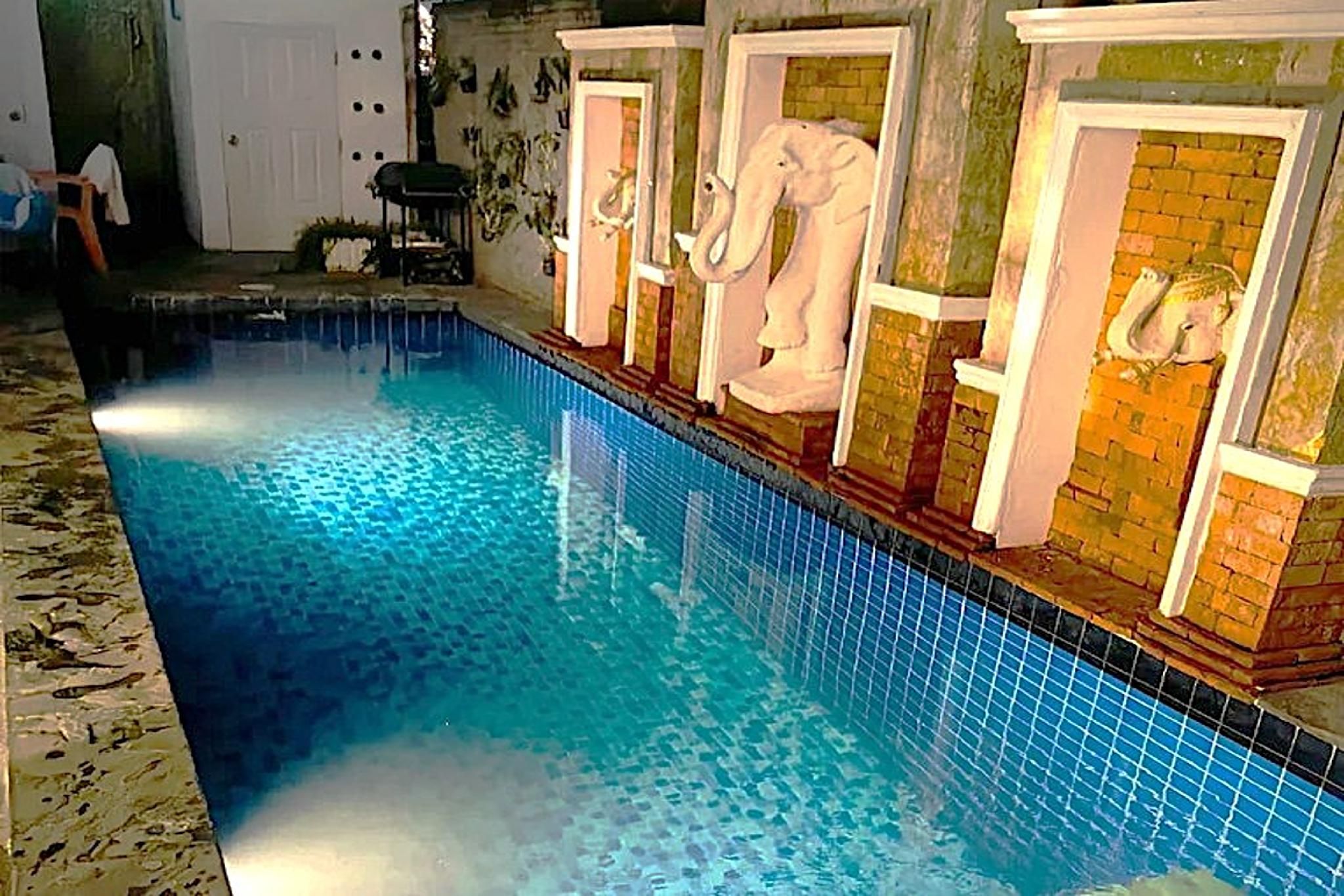 swimming pool [outdoor]