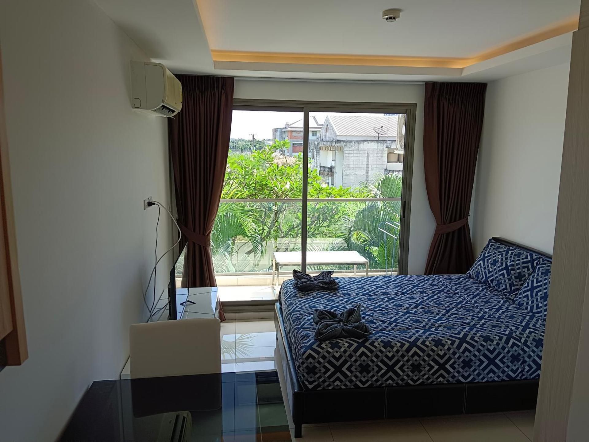 Studio with Garden View