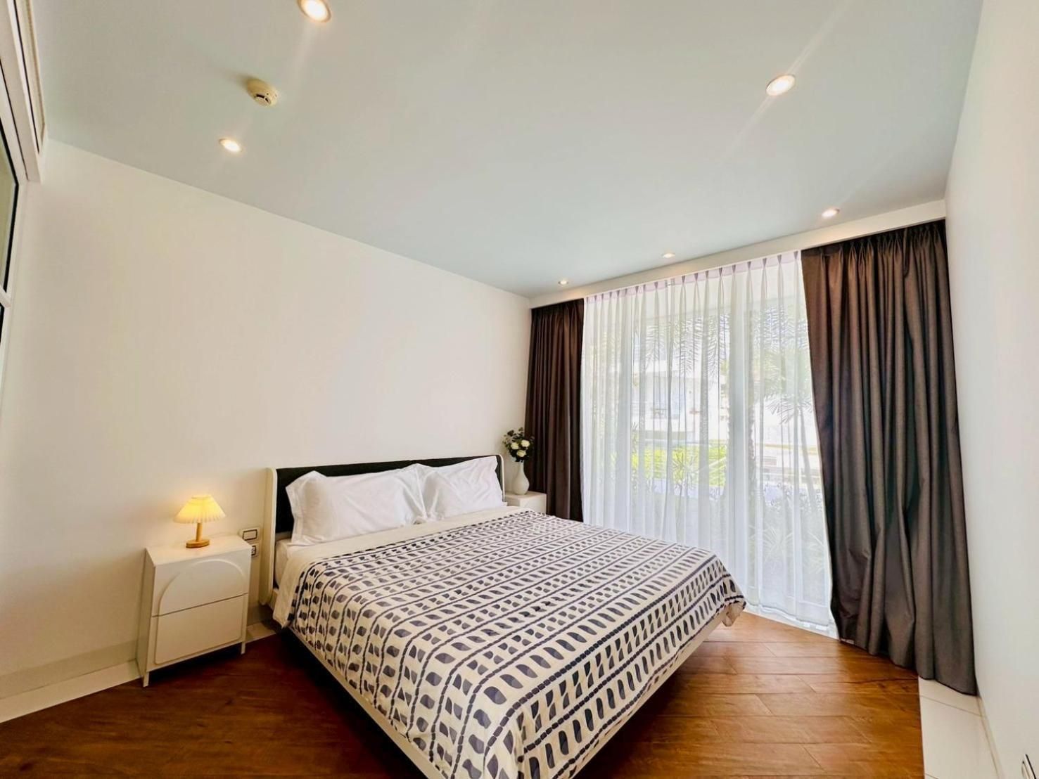 One-Bedroom Apartment with Lake View