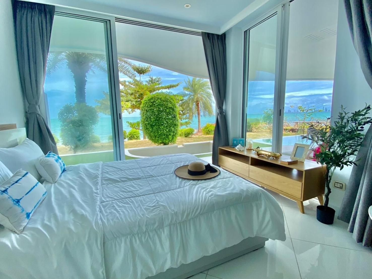 Three-Bedroom Apartment with Lake View