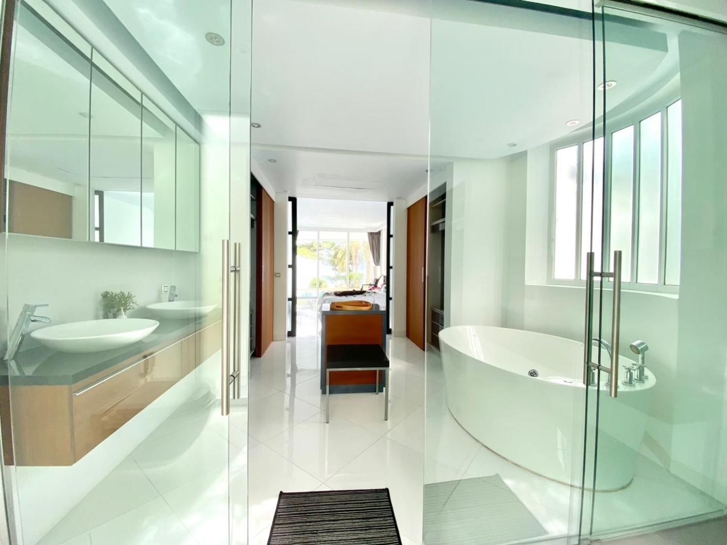 Three-Bedroom Apartment with Lake View