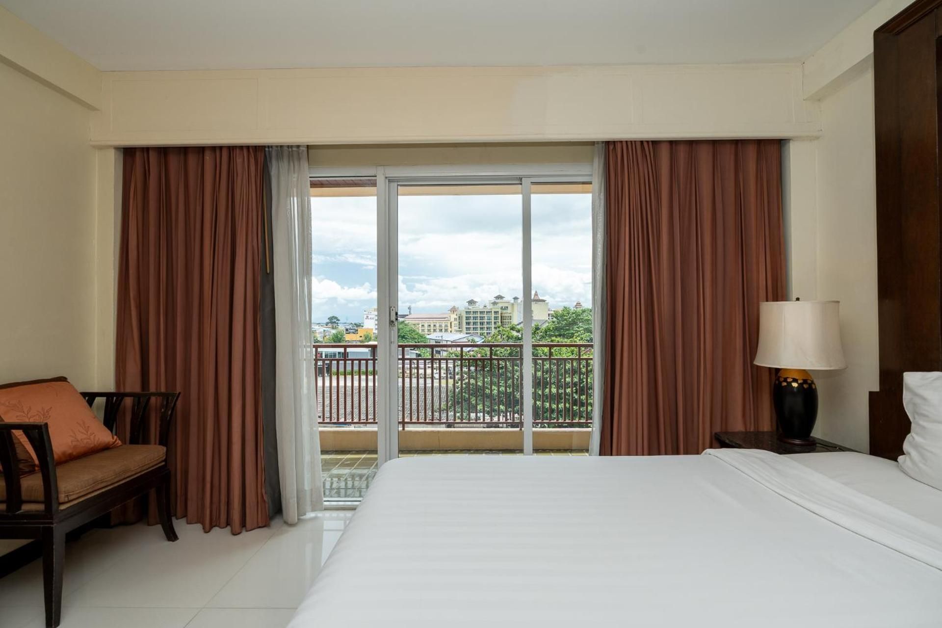 Sunday Chateau En Ville - Pattaya Large Twin Room 2