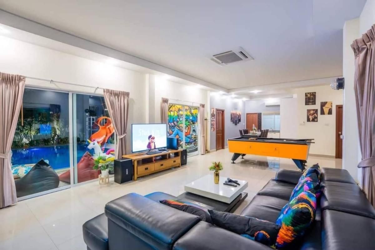 shared lounge/tv area