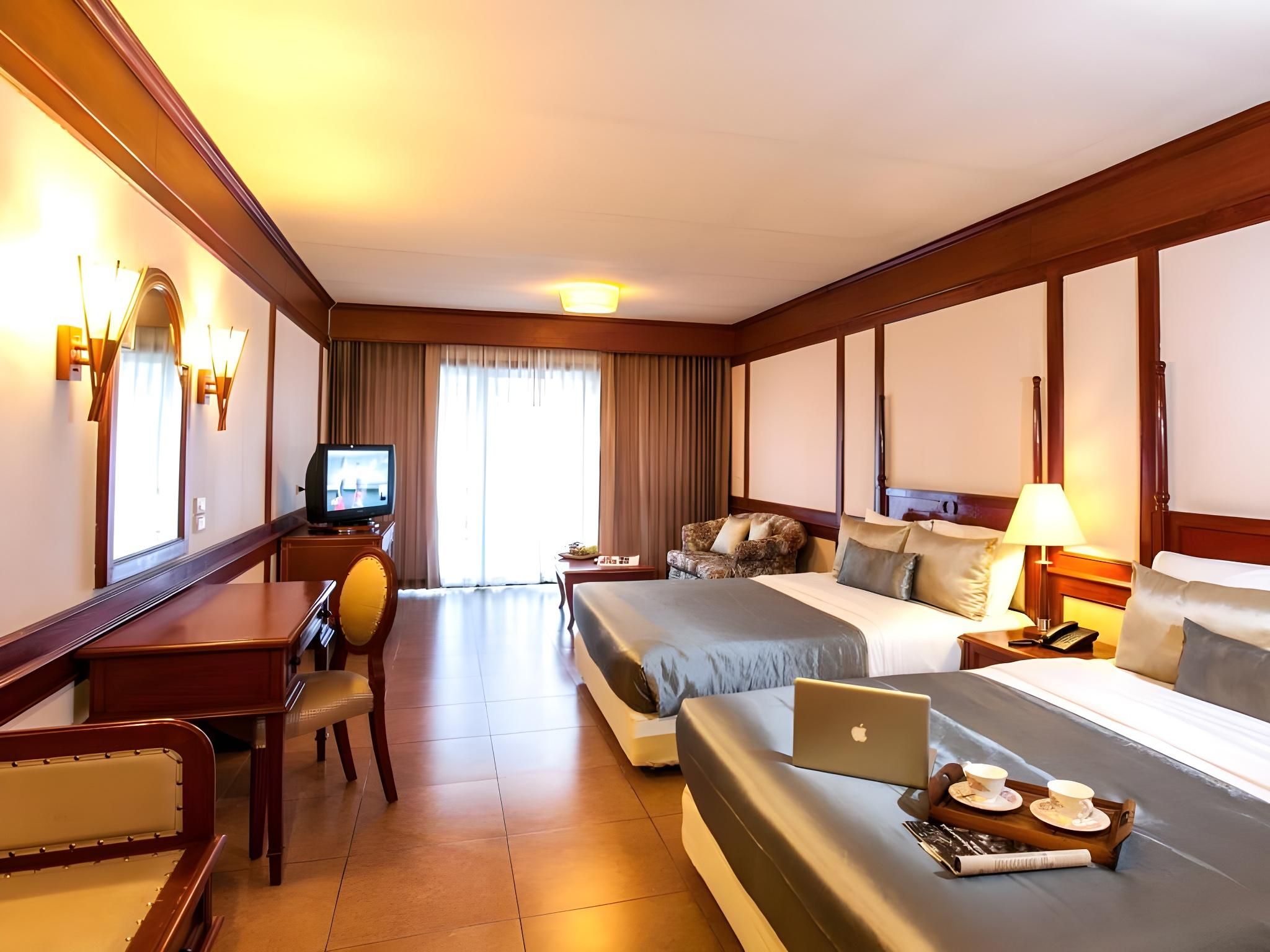 Deluxe 2 King Beds
