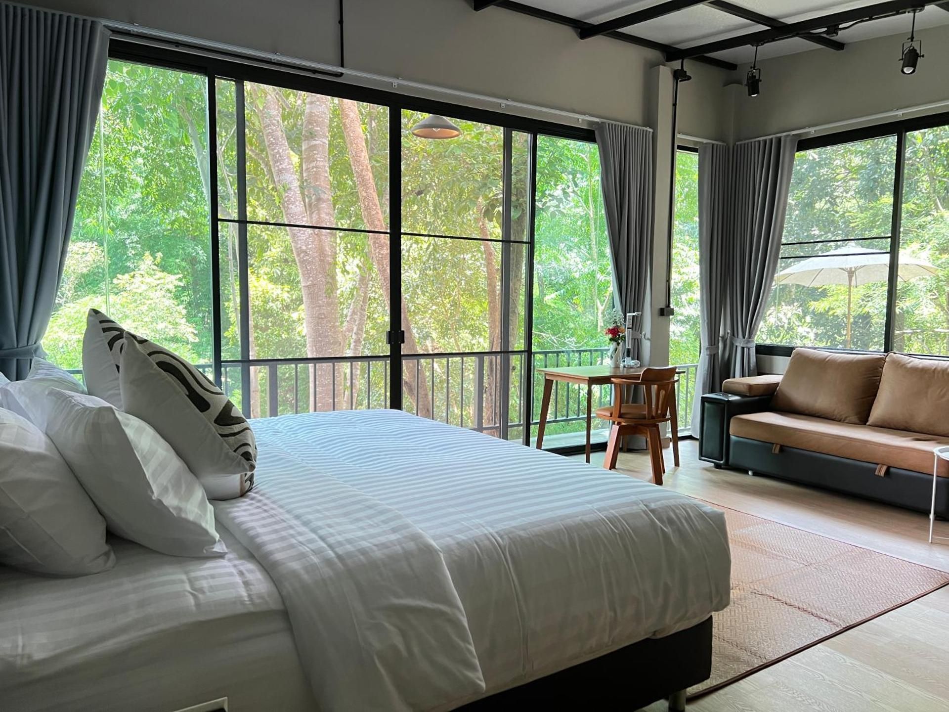 Plern Malee Resort King Room with Balcony 2