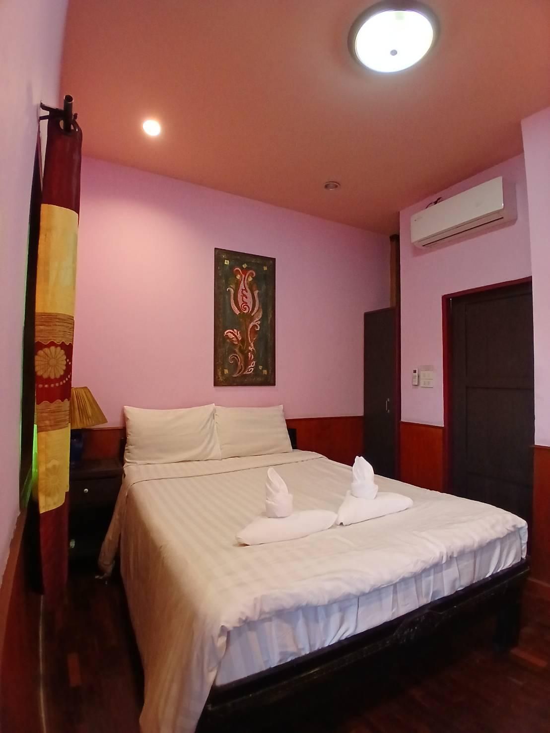 Standard - 1 Queen Bed