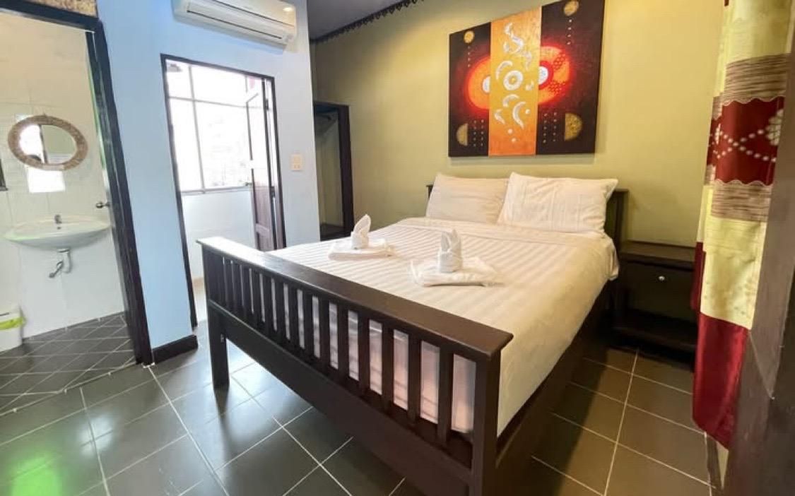 Standard - 1 Queen Bed