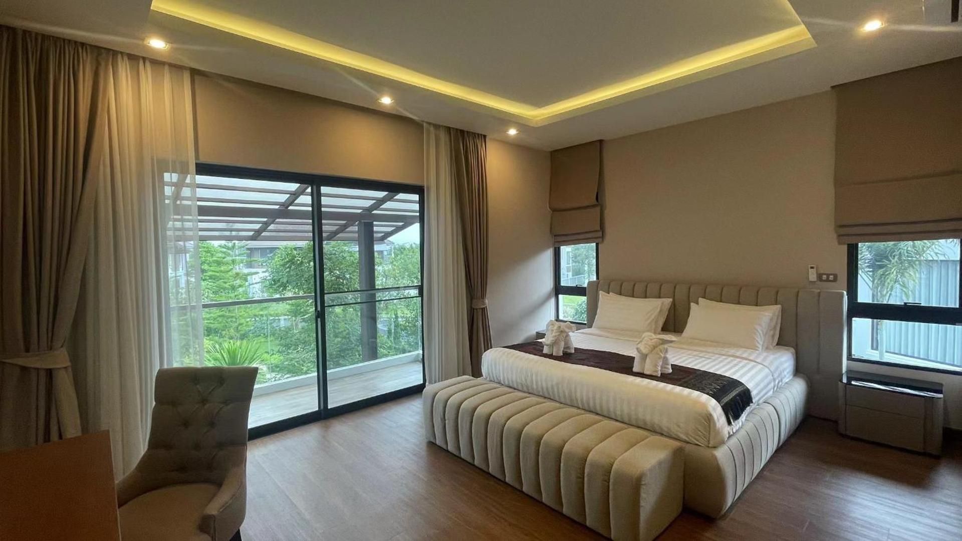 Villa with Garden View