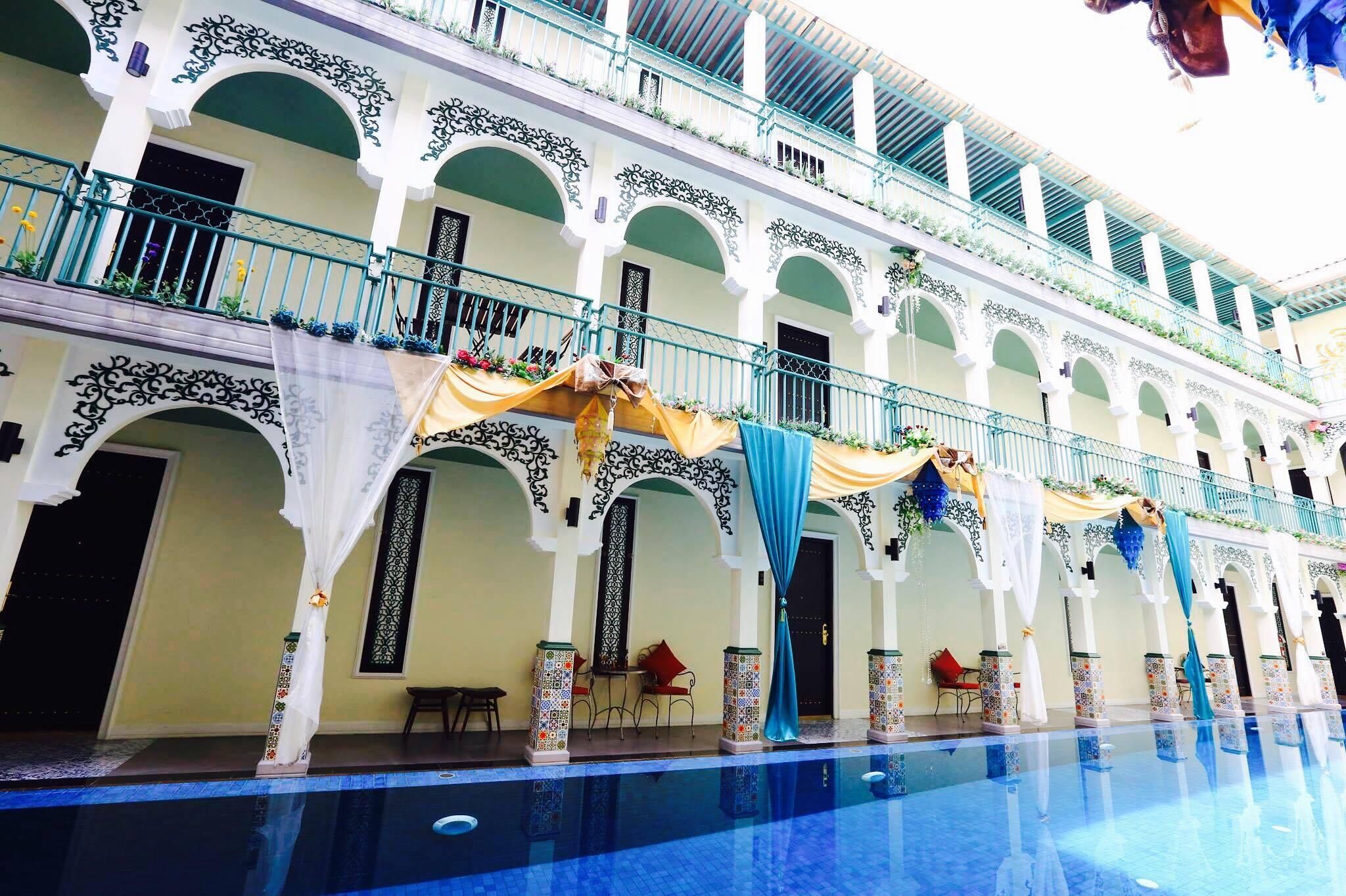 swimming pool [outdoor]