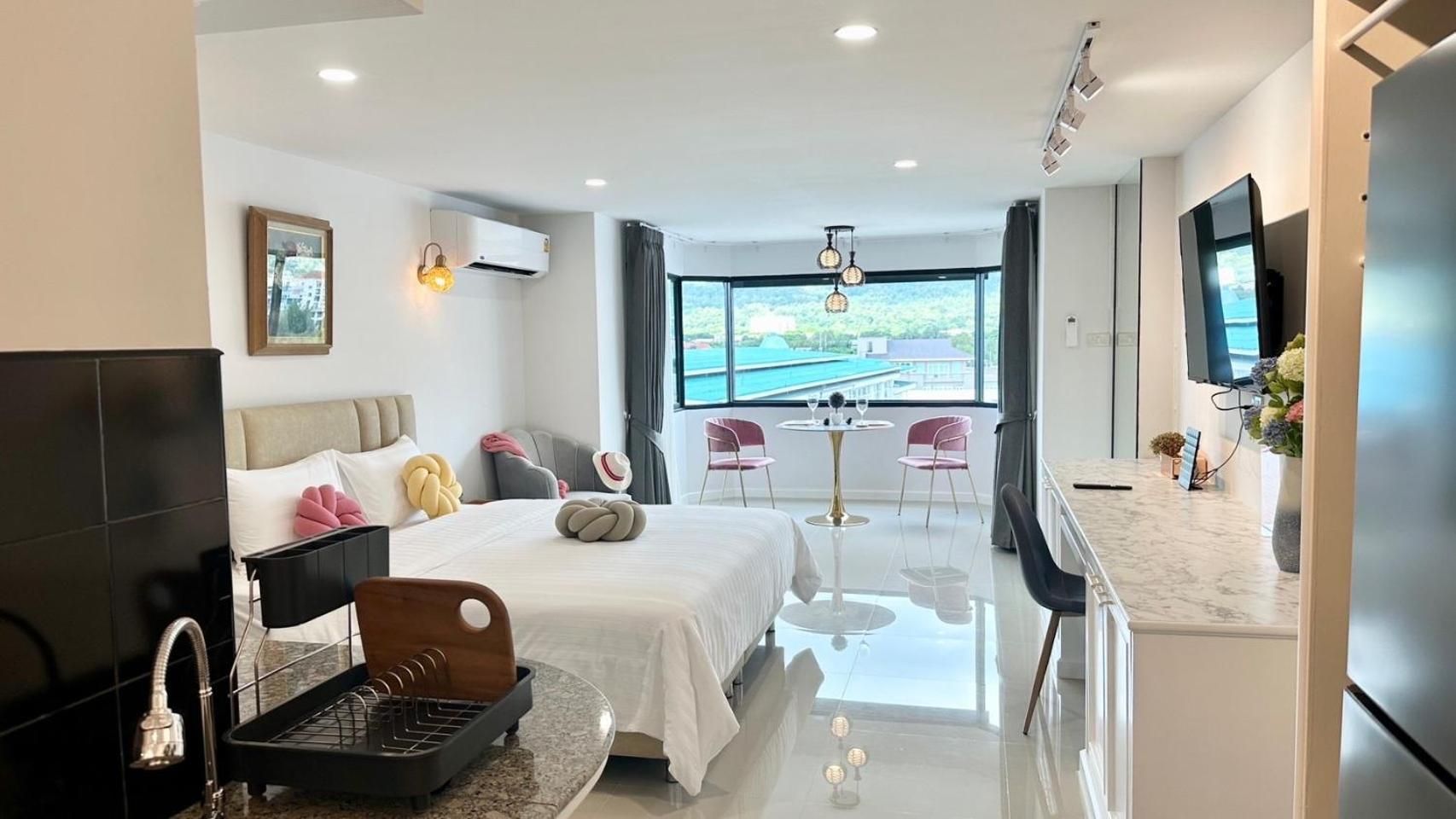 Apartment with Mountain View