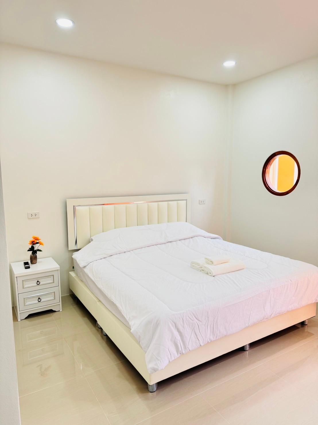 Deluxe - 1 King Bed with Patio View