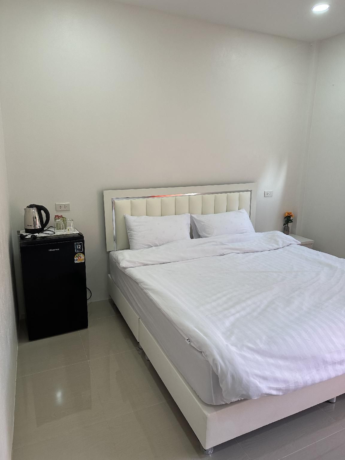 Deluxe - 1 King Bed with Patio View