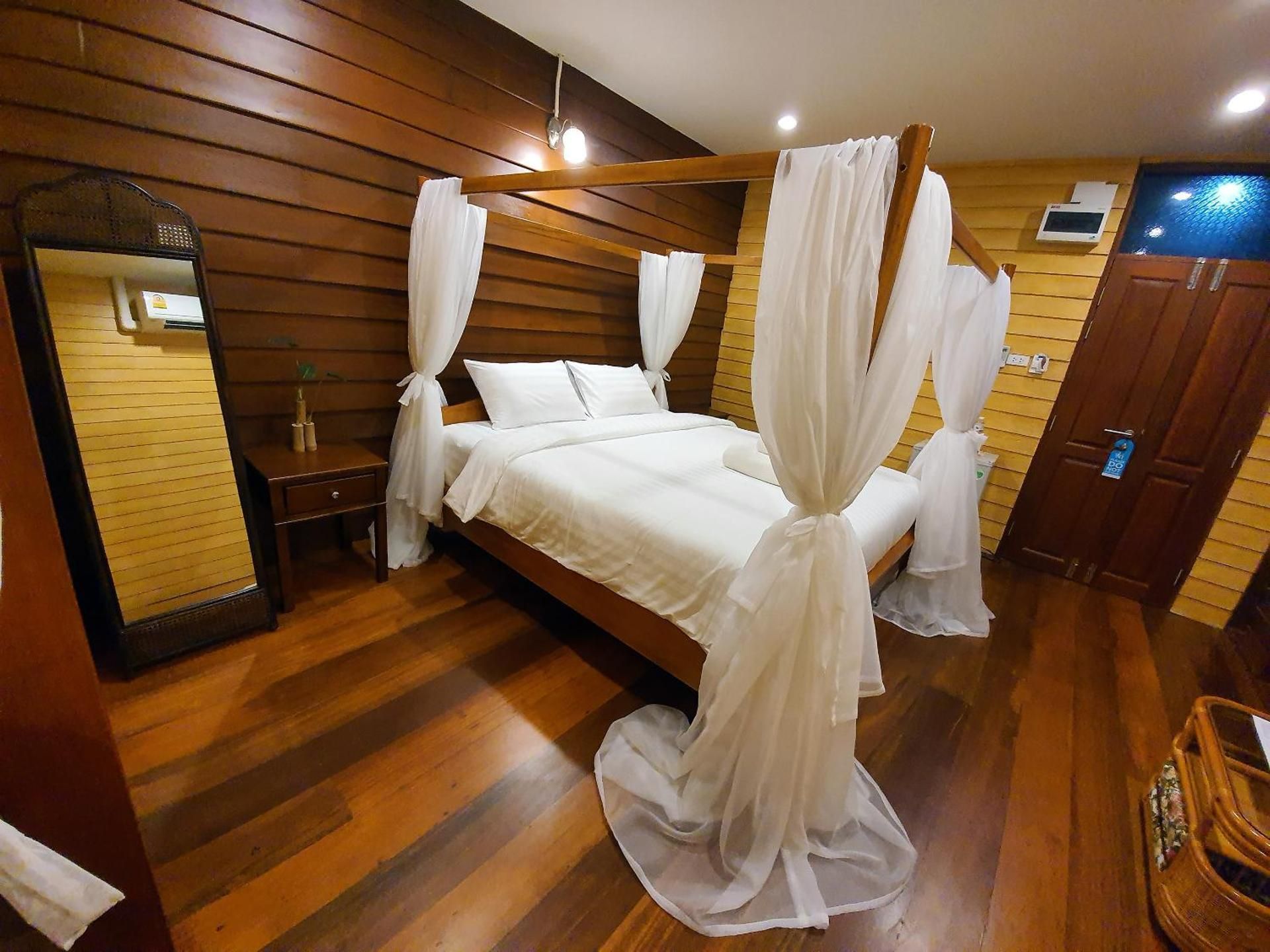 Standard Queen Room