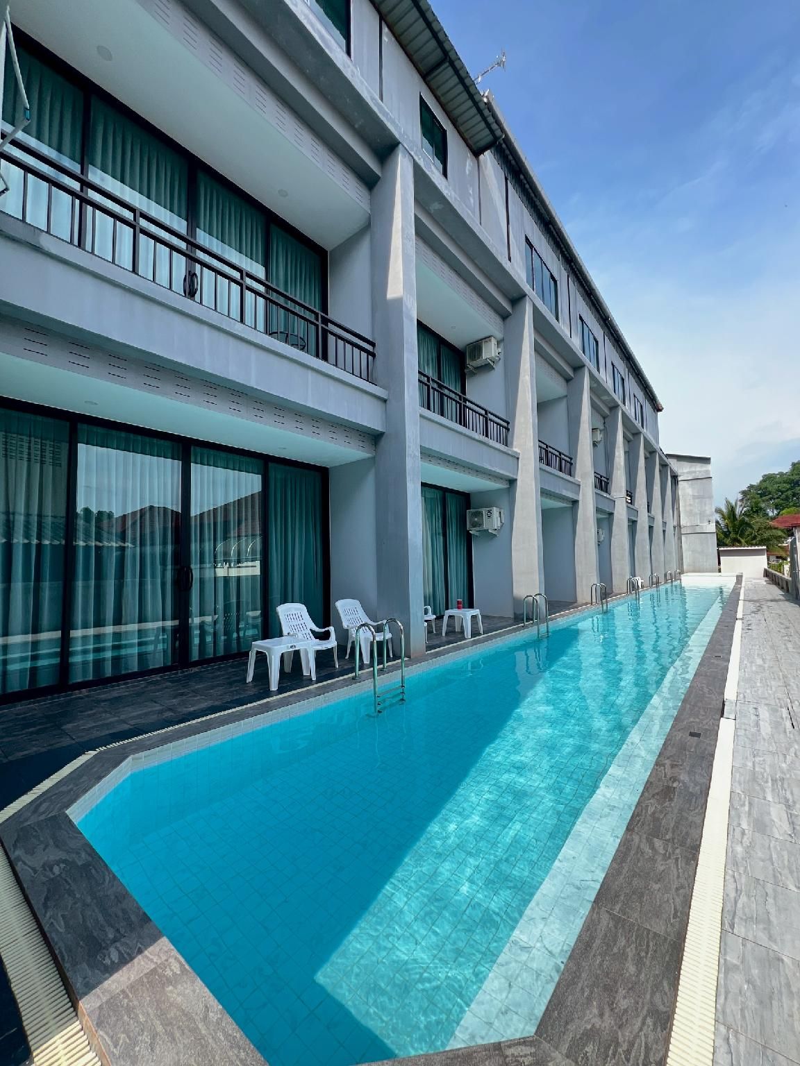 swimming pool [outdoor]