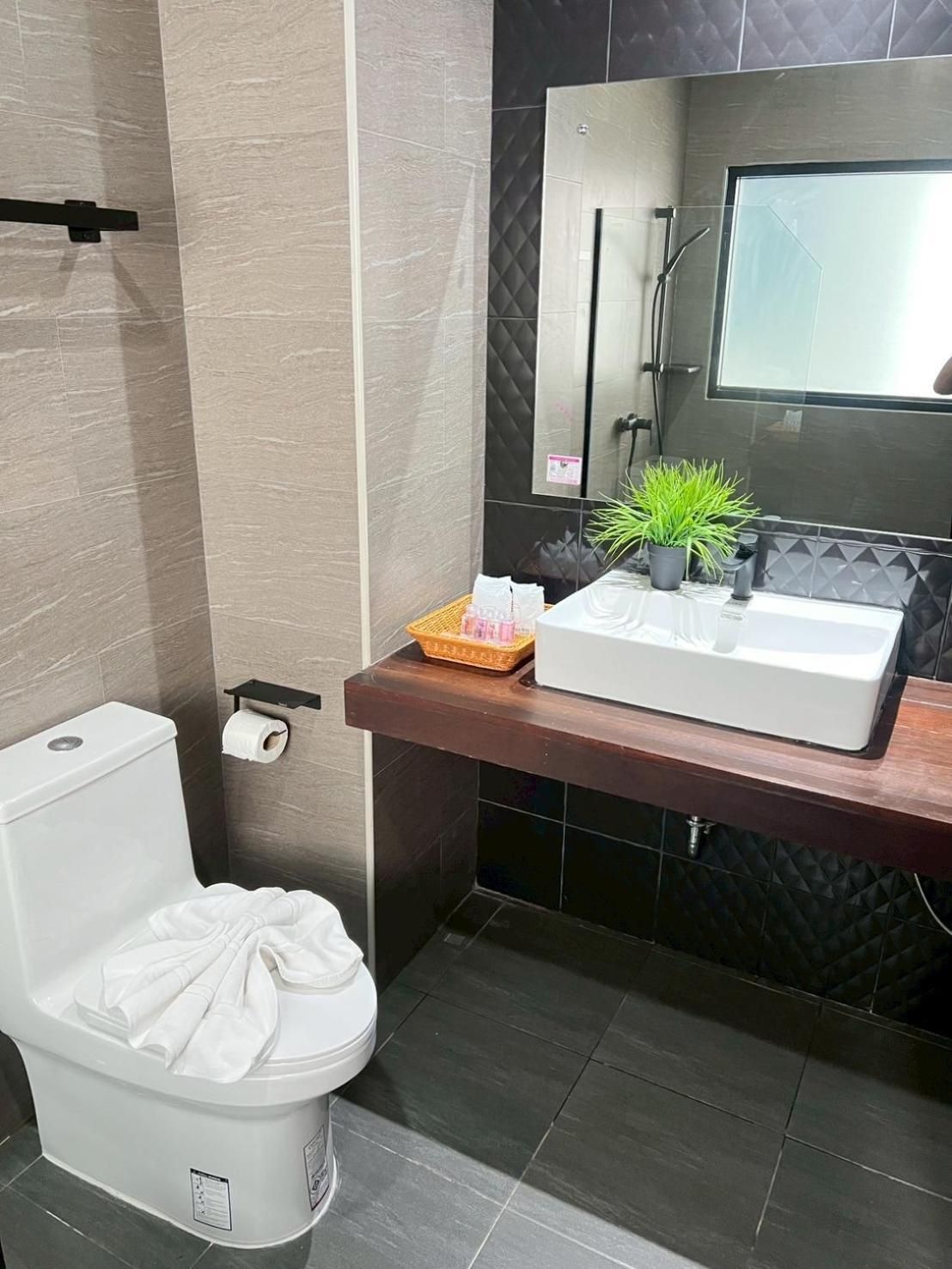 King Suite with Pool View